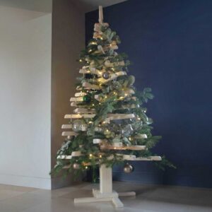 Grand sapin de Noël design en bois naturel de 2 mètres de haut, branches rotatives artisanales sur socle stable.