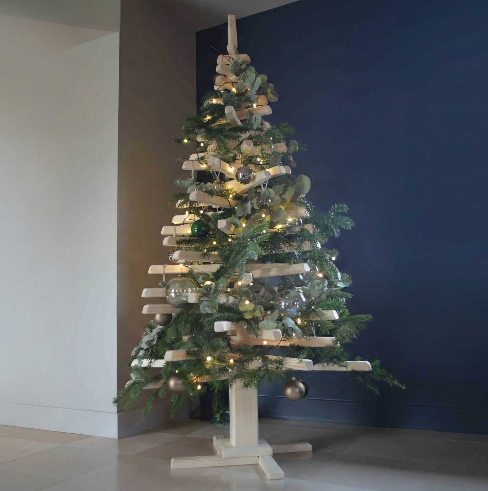 Grand sapin de Noël design en bois naturel de 2 mètres de haut, branches rotatives artisanales sur socle stable.