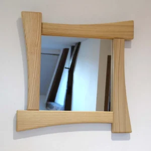 Miroir carré avec cadre en bois de frêne massif au design asymétrique et contemporain.